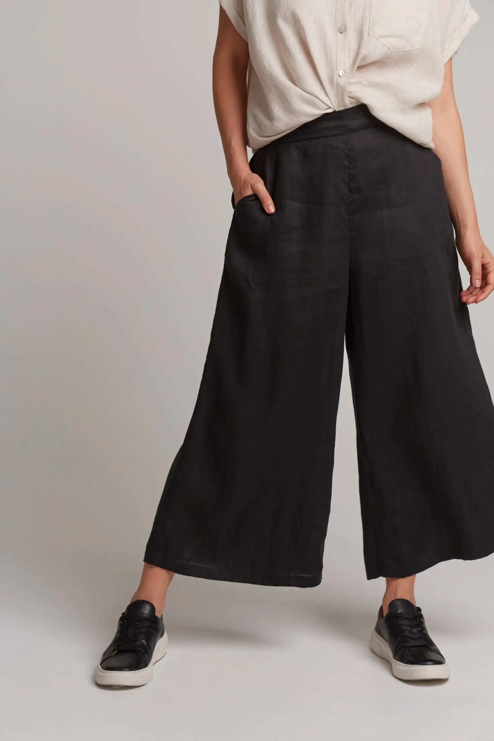 ebive_studio_crop_pant_eb_3.webp Pants-EB&IVE STUDIO CROP PANT EBONY