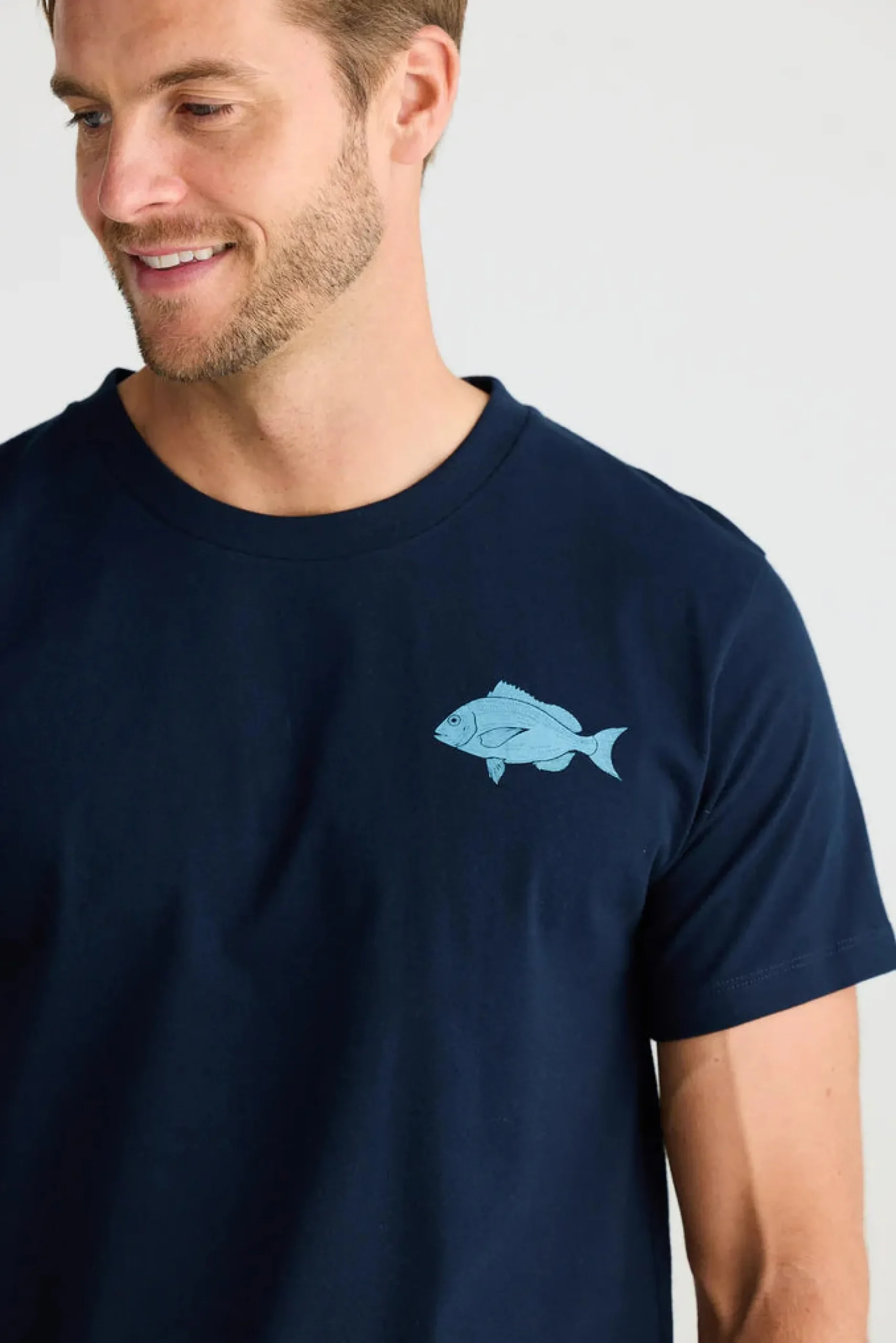 fossick_catch_you_later_t_1.webp Tees & Tanks-FOSSICK CATCH YOU LATER TEE NAVY