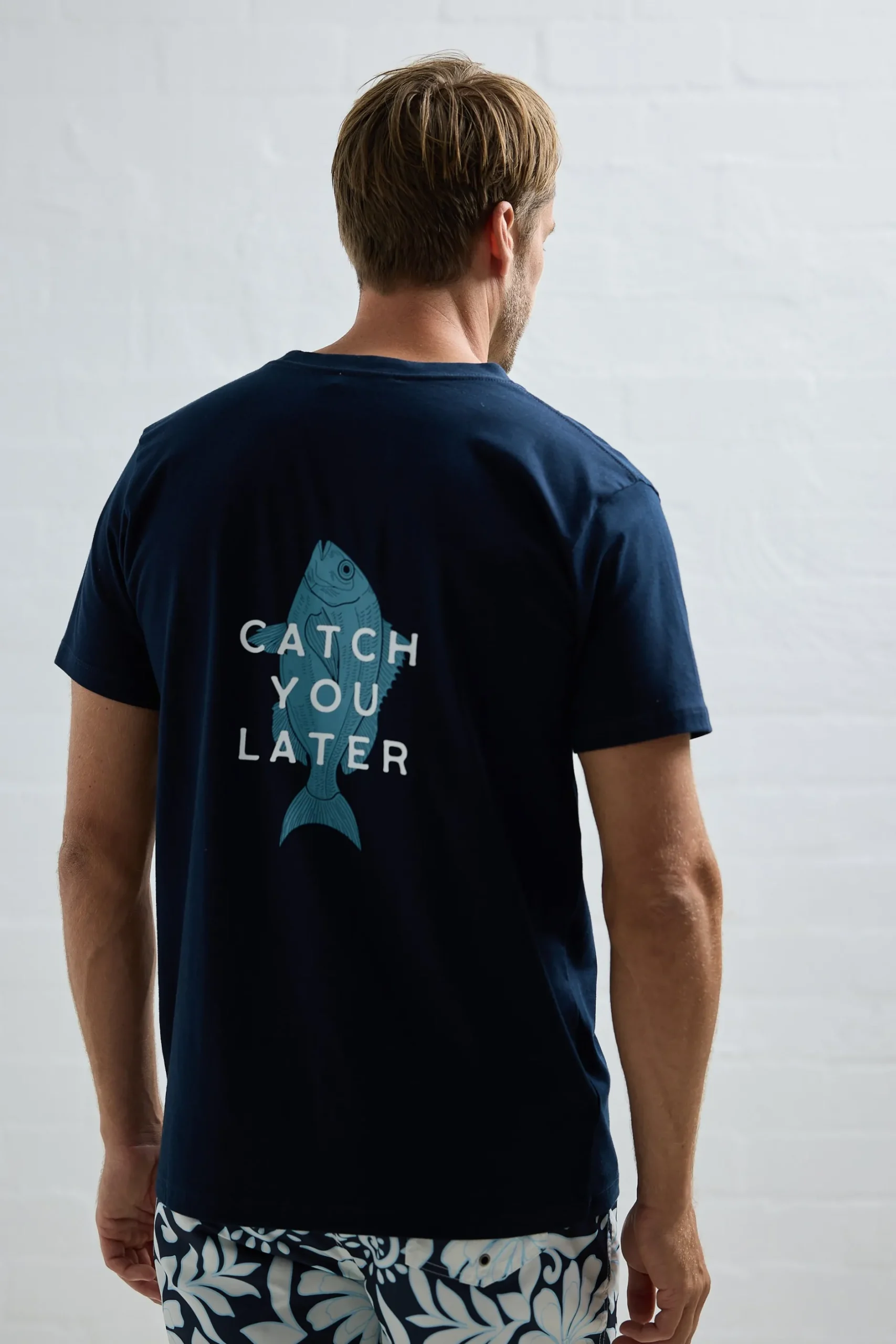 fossick_catch_you_later_t_13.webp Tees & Tanks-FOSSICK CATCH YOU LATER TEE NAVY