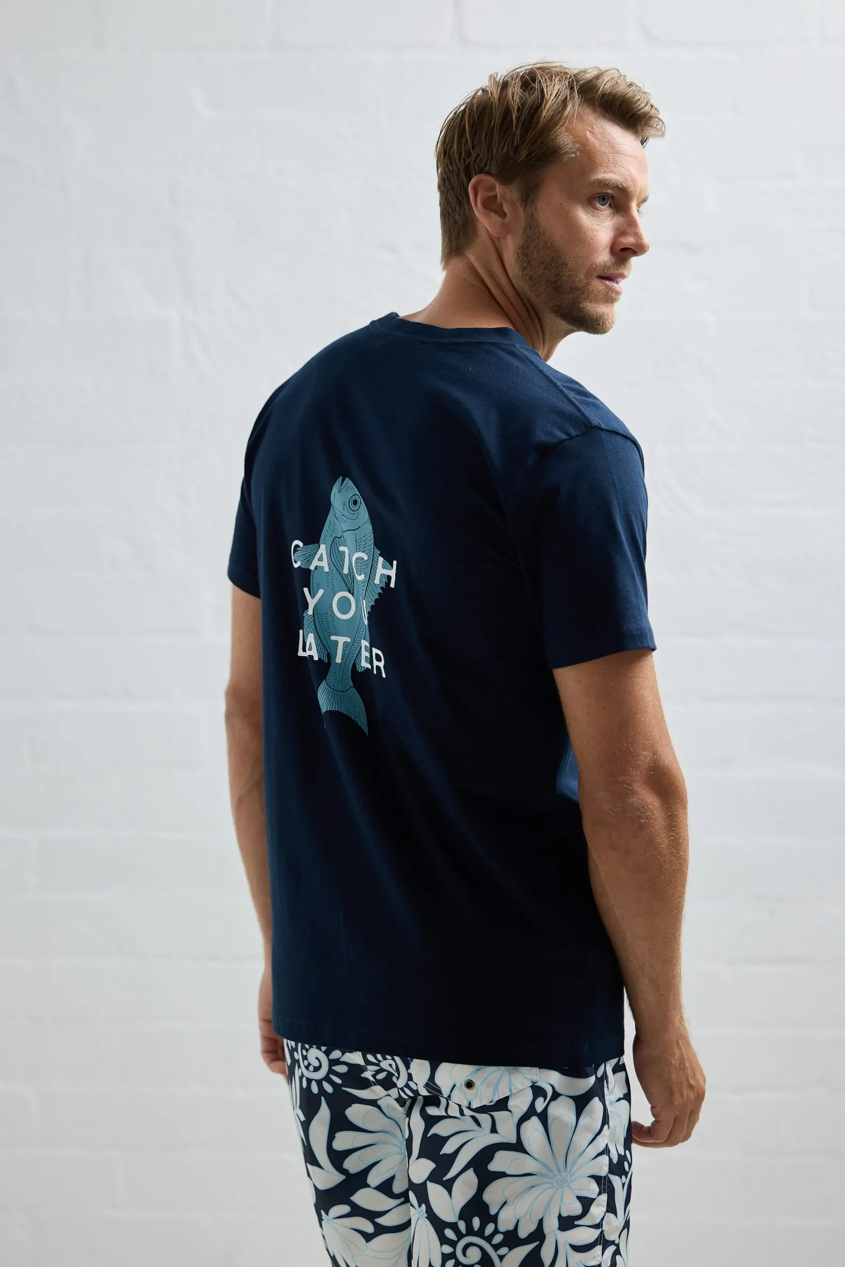 fossick_catch_you_later_t_14.webp Tees & Tanks-FOSSICK CATCH YOU LATER TEE NAVY
