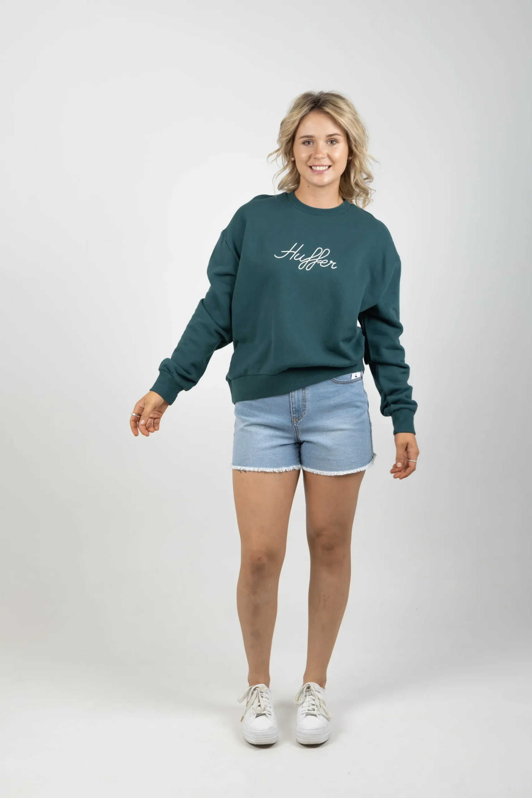 huffer_slouch_crew_script_3.webp Sweaters & Knitwear-HUFFER SLOUCH CREW SCRIPT EMERALD