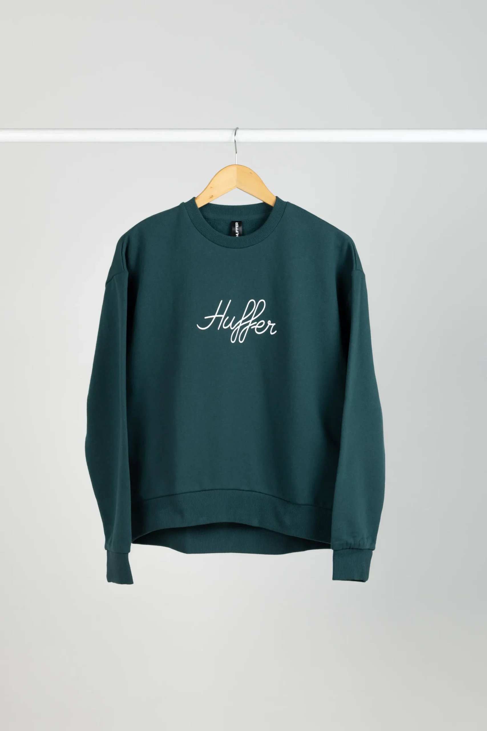 huffer_slouch_crew_script_7.webp Sweaters & Knitwear-HUFFER SLOUCH CREW SCRIPT EMERALD